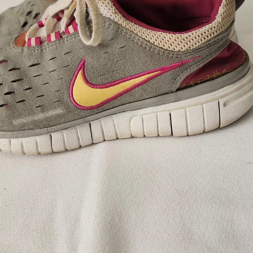 Nike Women's Gray and Pink Sneakers - Picture 4 of 12